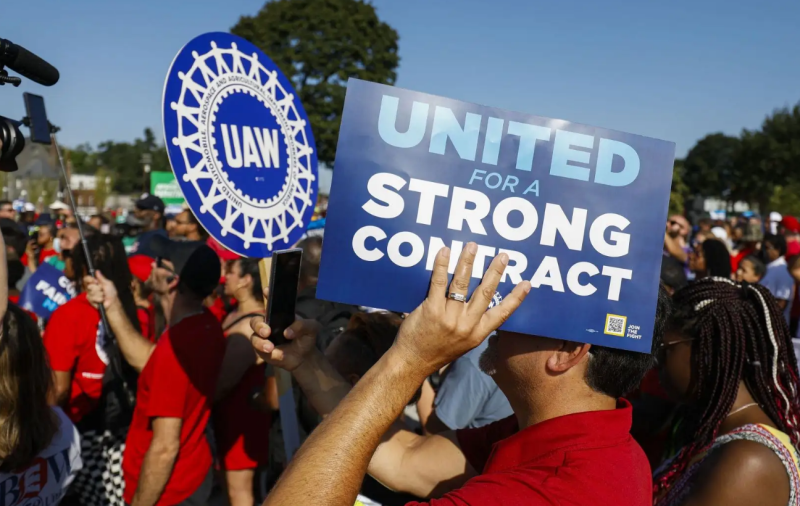 Grève de l'UAW : les travailleurs de l'automobile intensifient leur action, ce qui assombrit l'économie américaine