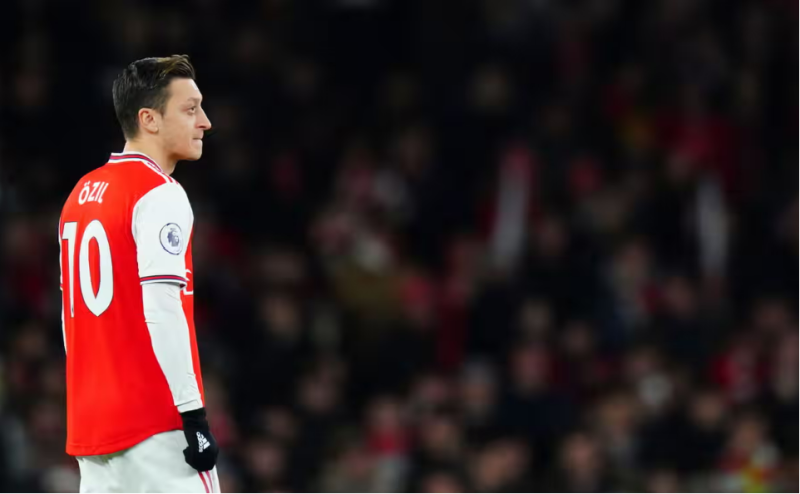 Mesut Ozil montre son soutien à la Palestine alors que l'ancienne star d'Arsenal inclut son drapeau dans son message appelant à l'arrêt de la guerre avec Israël