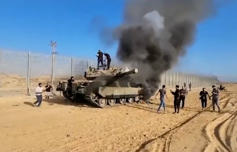 L’armée israélienne frappe des cibles au Liban après que le Hezbollah a revendiqué un incendie sur une ville frontalière
