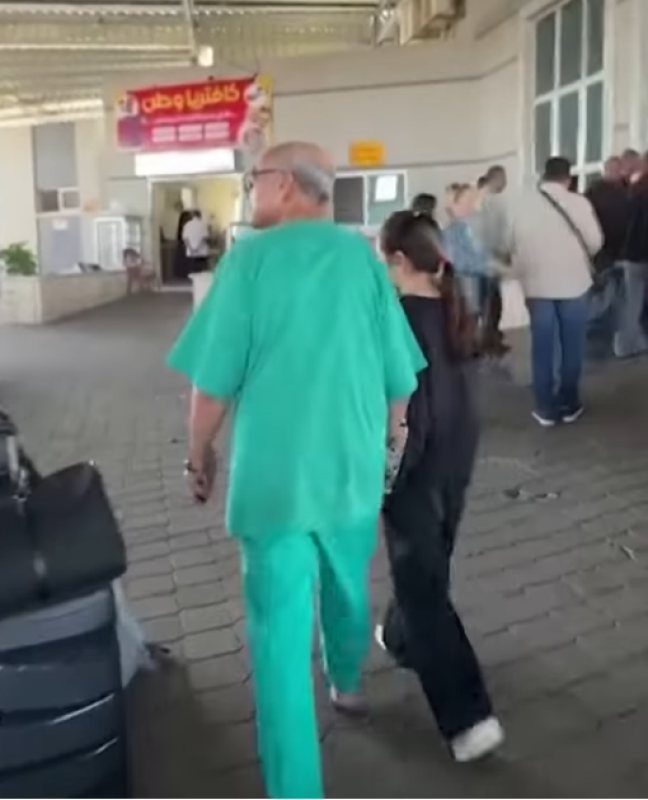 Des adieux doux-amers au médecin de Gaza alors que sa famille quitte l'enclave