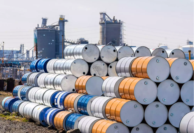 Les prix du pétrole en hausse de 3% à leur plus haut niveau depuis 4 mois en raison de la baisse des stocks de brut américain et des attaques contre une raffinerie russe