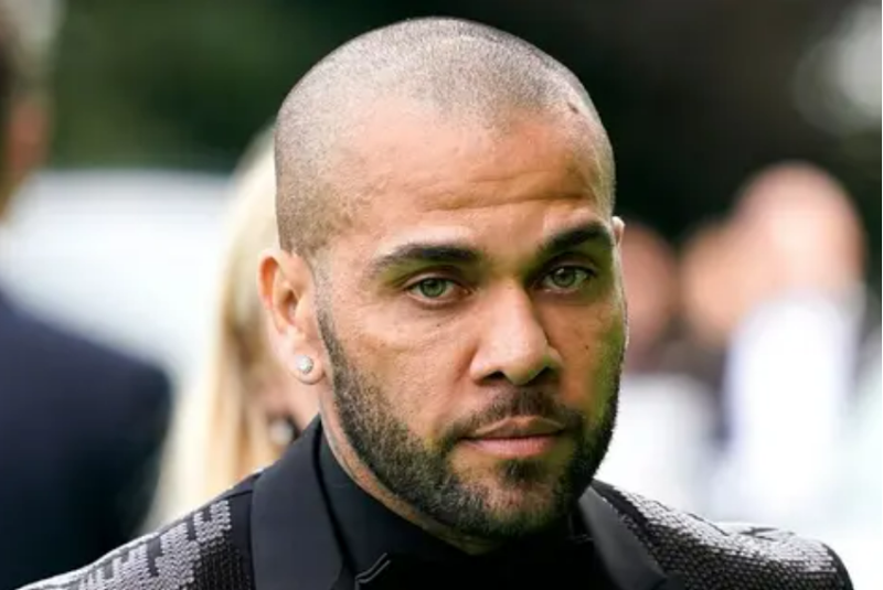 Le tribunal de Barcelone autorise le footballeur Dani Alves condamné à sortir avec un bail d'un million d'euros