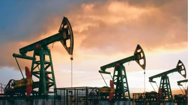 Les prix du pétrole en baisse suite aux négociations de cessez-le-feu à Gaza, stables sur la semaine