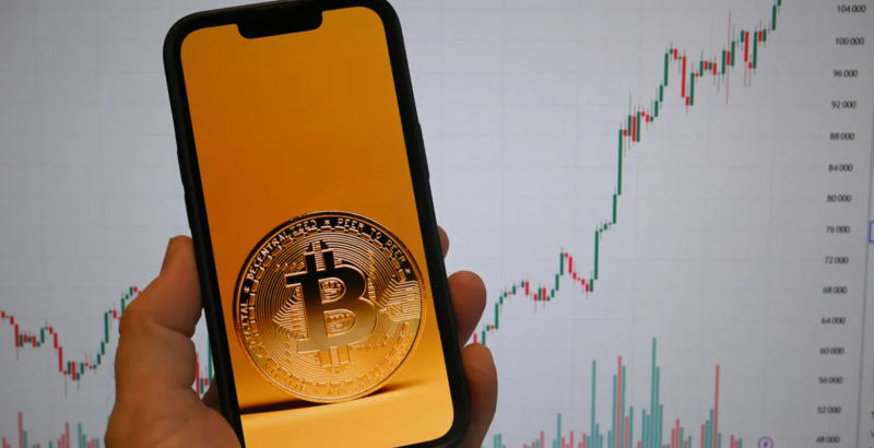 ترامب يعلن إدراج خمس عملات مشفرة في الاحتياطي الاستراتيجي