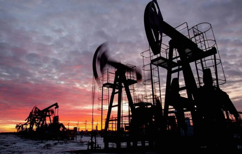 Oil Rises on Weaker Dollar But Tariff Fears Batter Sentiment
