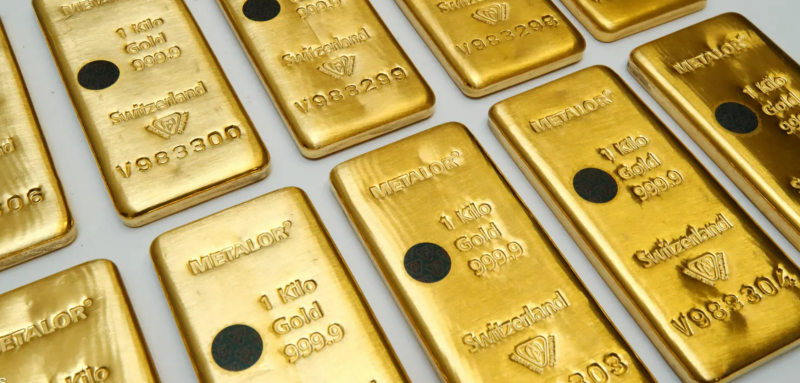 الذهب يكتب تاريخا جديدا ويتجاوز حاجز الـ 3000 دولار