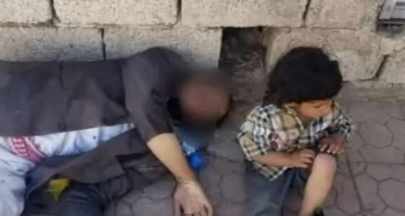 يمني "يموت من الجوع" أمام طفله