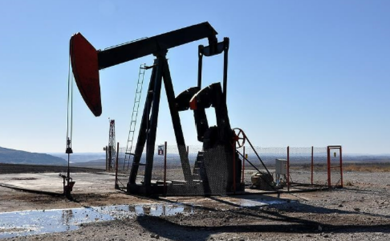 Oil dives 7% to lowest in over 3 years on China's tariffs