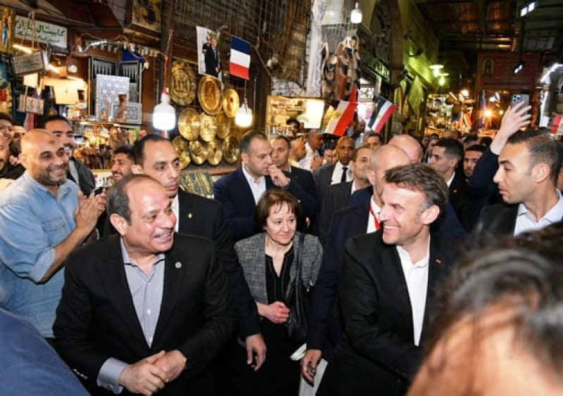 السيسي وماكرون يتجولان في خان الخليلي