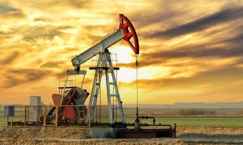 حرب الرسوم ترسل النفط إلى أدنى مستوى في أكثر من 4 سنوات