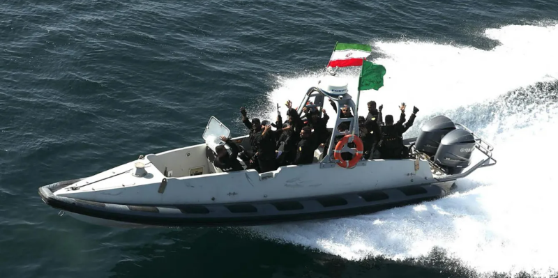 إيران تحتجز سفينتين أجنبيتين بتهمة تهريب الوقود
