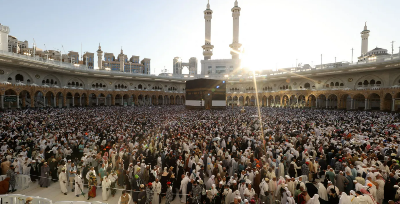 في ختام رحلة العمر.. الحجاج يؤدون طواف الوداع