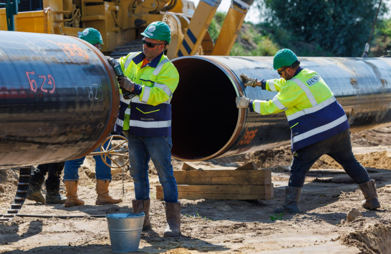 Commission proposes a plan to phase out Russian gas and oil imports