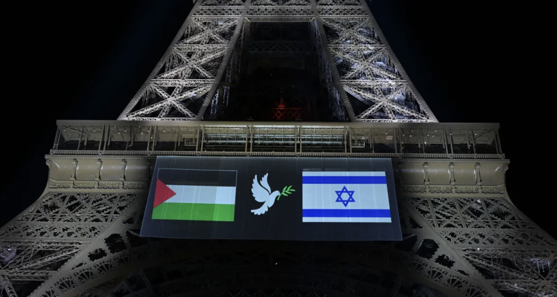 برج إيفل يضيء بالعلمين الفلسطيني والإسرائيلي