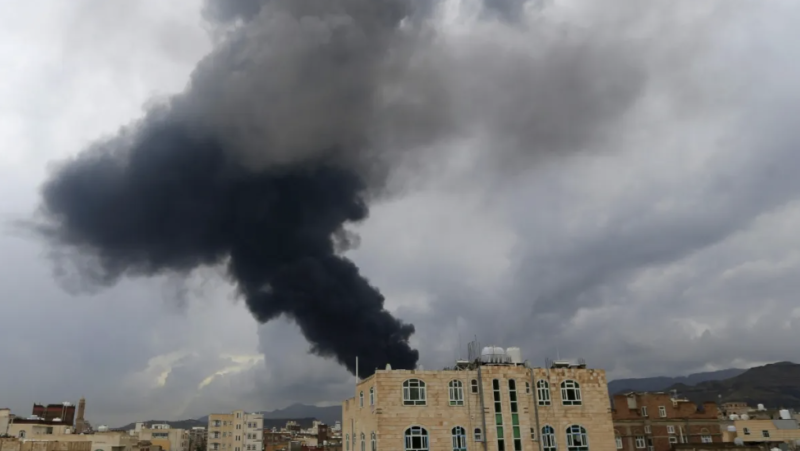 اليمن : 8 قتلى و142 جريحًا في أعنف غارات إسرائيلية على صنعاء منذ بدء التصعيد