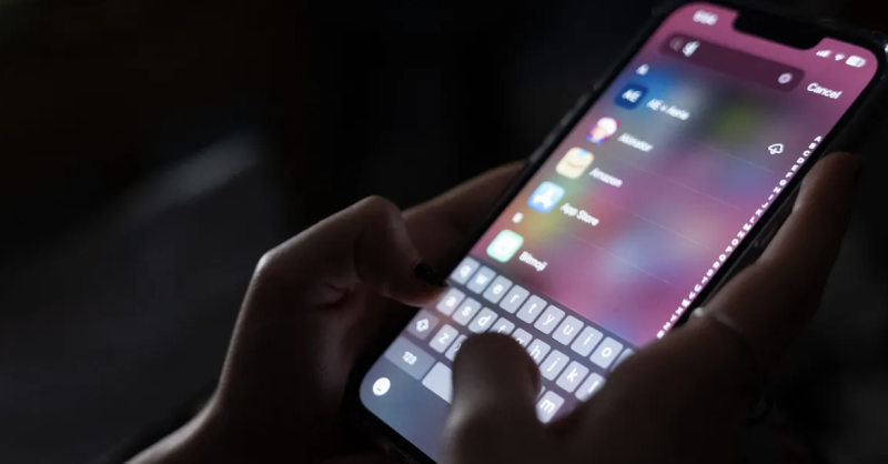 ألمانيا.. ميرتس يدعم حظر الهواتف المحمولة بالمدارس