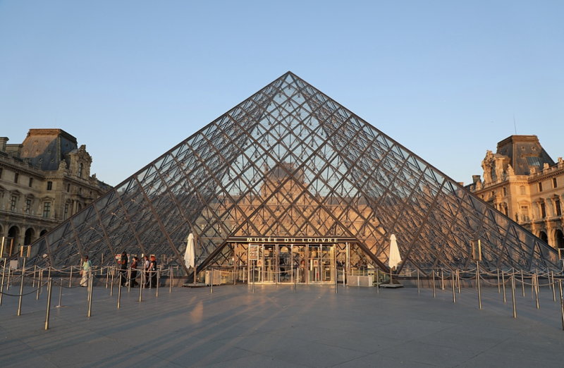 Two detained for questioning over Louvre theft