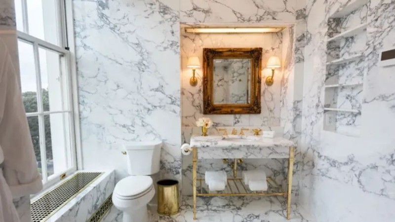 رخام وذهب.. ترامب يكشف عن "حمام غرفة لينكولن"