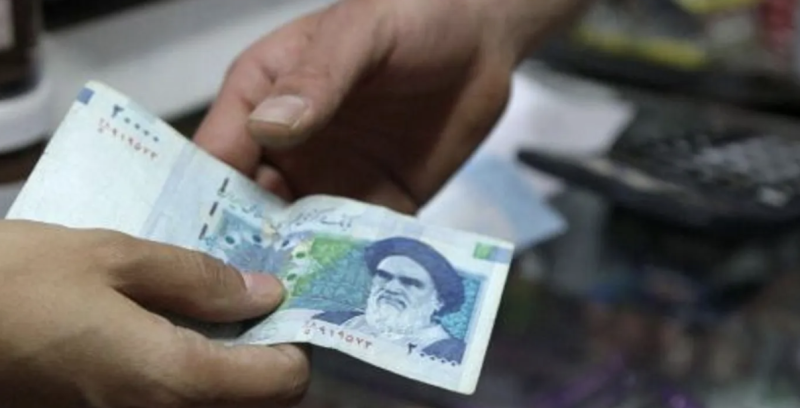 الريال الإيراني يهبط إلى أدنى مستوى له على الإطلاق