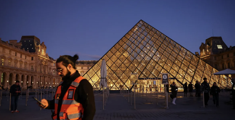 فرنسا.. كشف ثغرات أمن "اللوفر" وسر الـ"30 ثانية"