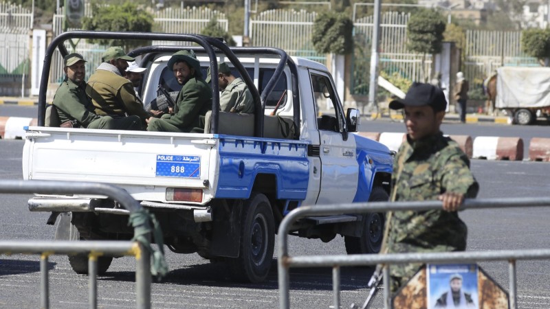 برنامج الغذاء العالمي: الحوثيون ما زالوا يحتجزون نحو 40 من موظفيه شمال اليمن