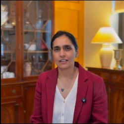 سفيرة بريطانيا : هجوم الحوثيين على سفينة “MV Magic Seas” يهدد بكارثة بيئية ويقوّض استقرار اليمن