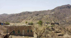 مقتل طفلة وإصابة شقيقها جراء قصف حوثي على قرية غرب تعز