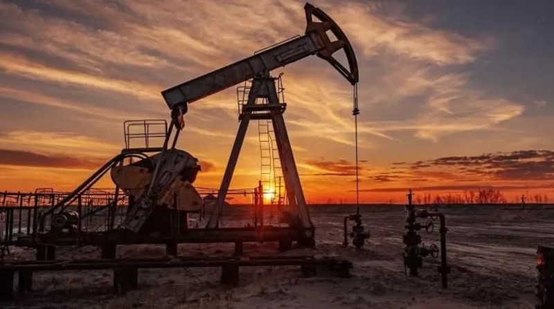 Oil prices tumble to four-year low as US-China trade war fuels recession fears