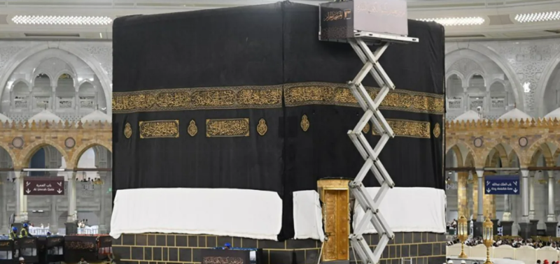 مكة ... استبدال كسوة الكعبة مع بداية العام الهجري