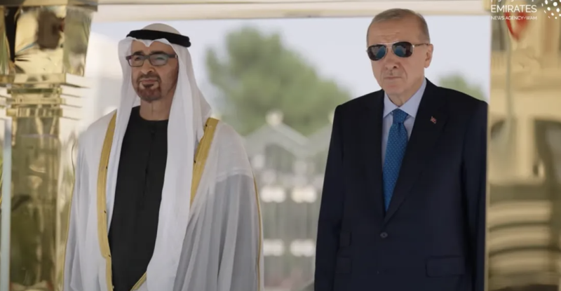 رئيس دولة الإمارات يصل تركيا.. وأردوغان في مقدمة مستقبليه