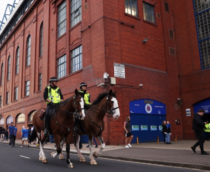 UK : Criminals to face football, travel, club and pub bans