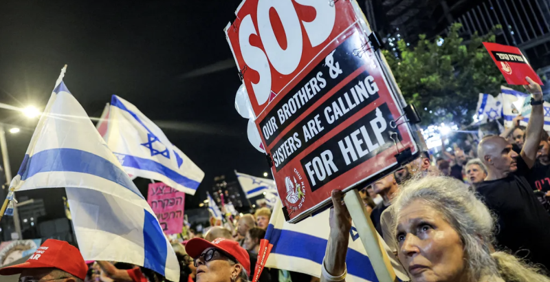 عائلات الرهائن تضغط.. احتجاجات أمام منازل وزراء إسرائيل