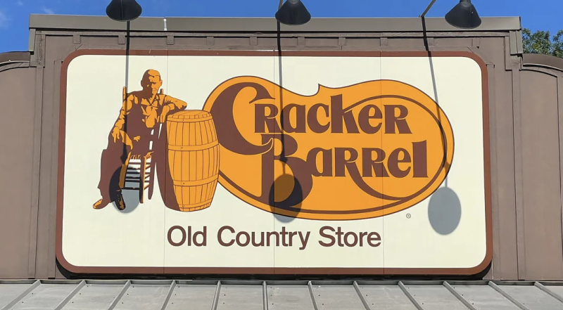 بعد غضب ترامب.. مطاعم "كراكر باريل" تعود لشعارها القديم