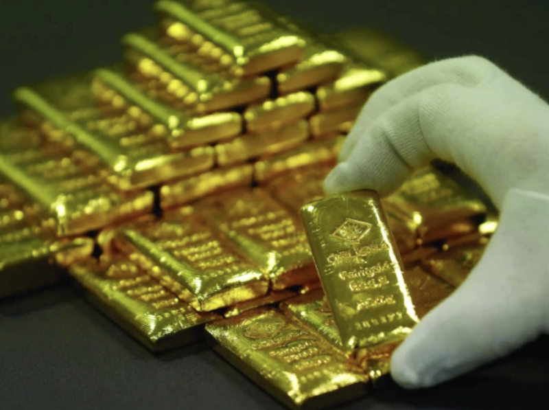 Gold hits record high as global rates rise