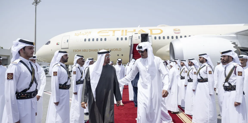 محمد بن زايد يصل قطر في زيارة أخوية