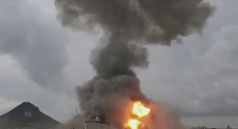 صنعاء تحت النار.. إسرائيل تفتح جبهة اليمن وتبعث رسائل لطهران