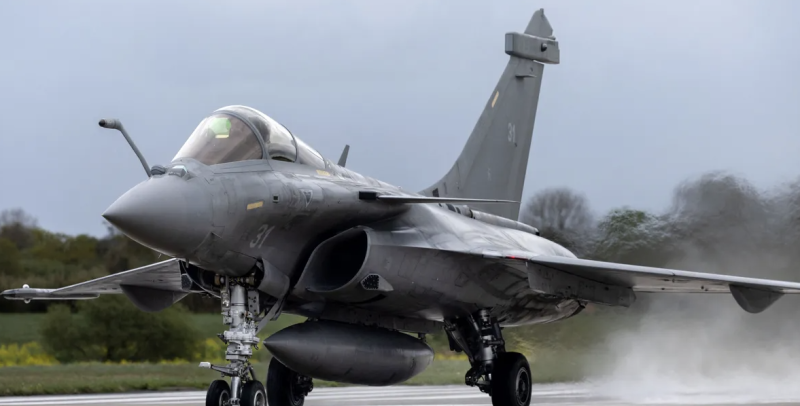 ماكرون يعلن إرسال مقاتلات فرنسية لحماية الأجواء البولندية