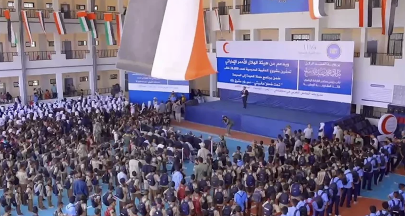 الإمارات تدعم التعليم في اليمن بافتتاح مدرسة وتوزيع حقائب مدرسية