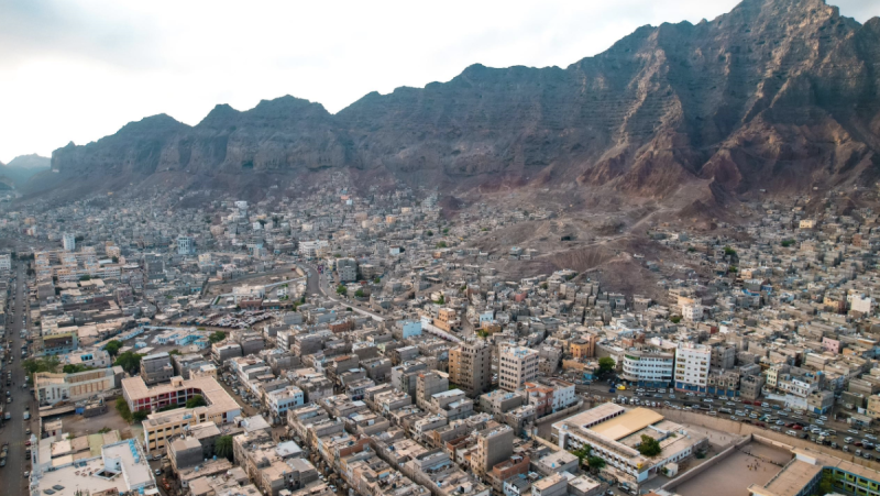 اليمن : إصابة 3 مواطنين بانفجار مقذوف ناري بمدينة عدن