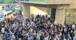 محبو زياد الرحباني يحتشدون أمام المستشفى لتوديعه