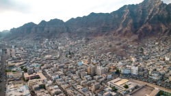 اليمن : إصابة 3 مواطنين بانفجار مقذوف ناري بمدينة عدن