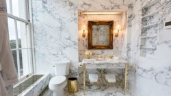 رخام وذهب.. ترامب يكشف عن "حمام غرفة لينكولن"