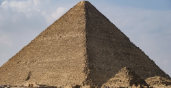 مصر تستعد للإعلان عن "كشف أثري كبير" داخل هرم خوفو