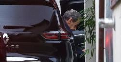 ساركوزي يغادر السجن ويتحدث عن "تجربة صعبة