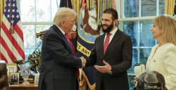 غادر الرئيس السوري أحمد الشرع، مساء الإثنين، البيت الأبيض، بعدما عقد اجتماعا مطولا مع نظيره الأميركي دونالد ترامب.