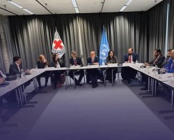 وفدا الحكومة والحوثيين يصلان مسقط لانطلاق مشاورات المحتجزين الخميس